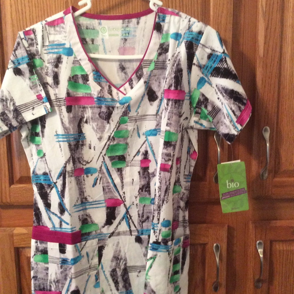 NWT Bio print scrub top size small